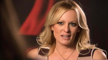 Η  Στόρμι Ντάνιελς «ξαναχτυπά» και καταγγέλλει για εξαπάτηση τον δικηγόρο που την εκπροσώπησε στη διαμάχη με τον Τραμπ