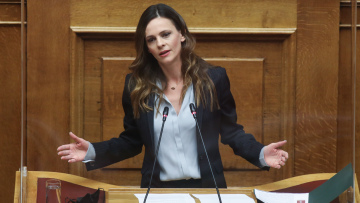 Αχτσιόγλου: Η κυβέρνηση είναι μια ομάδα πολιτικών σε αποδρομή