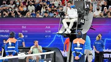 Έξαλλος με τον πατέρα του Τσιτσιπά ο Μεντβέντεφ, τα 'βαλε με τον διαιτητή: «Είσαι ηλίθιος;»