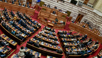 Πρόταση δυσπιστίας: Ολοκληρώθηκε το πρώτο μέρος της τριήμερης «μάχης» στη Βουλή 