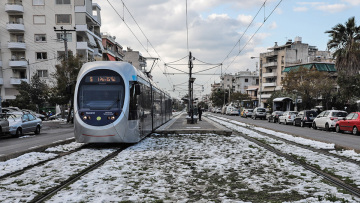 Χιόνια στην Αθήνα: Μετ' εμποδίων λειτουργούν και σήμερα σχολεία, δημόσιο, επιχειρήσεις και μέσα μεταφοράς