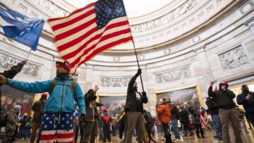 Ο Τραμπ υπόσχεται χάρη στους εισβολείς του Καπιτωλίου αν κερδίσει τις εκλογές του 2024