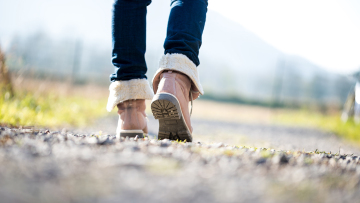 Σέρνετε τα πόδια σας; Αυτός είναι ο λόγος – Η λύση είναι απλή