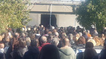 Θρήνος στην κηδεία της 17χρονης Ελένης που σκοτώθηκε σε τροχαίο στην Αχαΐα - «Ράγισε» καρδιές ο πατέρας της