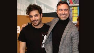 Με δάκρυα στα μάτια ο Γιώργος Καπουτζίδης αποχαιρετά από σκηνής τον Πάνο Νάτση