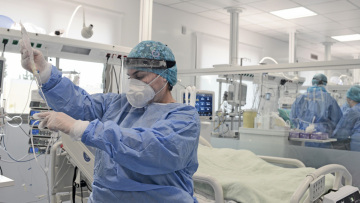 Κορωνοϊός - Σε έξαρση η Omicron: 450 άτομα ημερησίως χρειάζονται νοσηλεία 