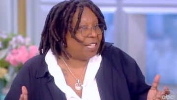 To ABC News τιμώρησε τη Γούπι Γκόλντμπεργκ γιατί είπε ότι το Ολοκαύτωμα «δεν είχε σχέση με τη φυλή»