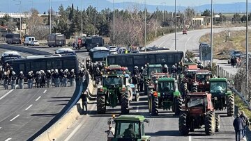 Λάρισα: «Μπλόκο» των ΜΑΤ στους αγρότες με τα τρακτέρ στη Νίκαια