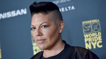 Σάρα Ραμίρεζ: Η ηθοποιός που υποδύεται ένα non-binary άτομο στο «And Just Like That» μιλάει για τον ρόλο της στη σειρά