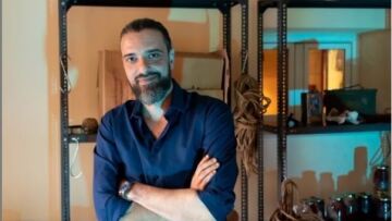 Ο Σωτήρης Τσαφούλιας το πρωί ασχολείται με τα ναυτιλιακά και μετά ξεκουράζεται με θέατρο και σινεμά