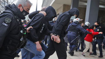 Δολοφονία Άλκη: Ένταση έξω από τα δικαστήρια - «Δολοφόνοι», φώναζαν στους οκτώ συλληφθέντες