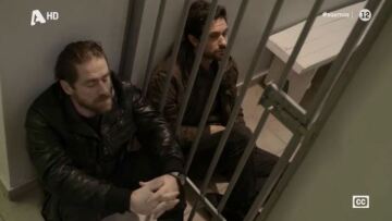 Ο σκηνοθέτης του «Σασμού» απαντά για τον σύρτη στο κελί του Αστέρη