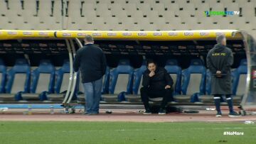 Απαρηγόρητος ο Γιαννίκης, δεν σηκώθηκε από τον πάγκο της ΑΕΚ μετά το τέλος του ματς με τον ΠΑΟΚ