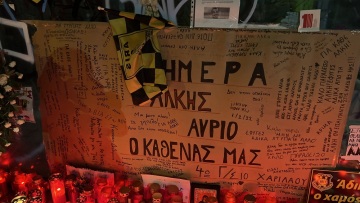 Δολοφονία Άλκη Καμπανού: Στο δωμάτιο του 19χρονου τα αφιερώματα από το σημείο που άφησε την τελευταία του πνοή