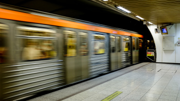 Άντρας έπεσε στις γραμμές του Μετρό στη Δάφνη