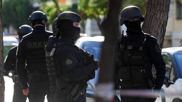 ΕΛΑΣ: Όπλα, αλεξίσφαιρα και αναβολικά βρήκαν στους 7 του κυκλώματος εκβιαστών