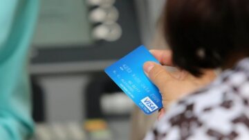 Λάρισα: Έκλεψε τραπεζική κάρτα και σήκωσε 3.300 ευρώ