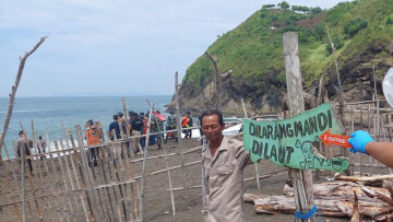 Ινδονησία: Τουλάχιστον 10 άνθρωποι νεκροί, παρασύρθηκαν από κύματα, ενώ έκαναν διαλογισμό