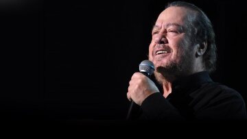 Ο Γιάννης Πάριος τραγουδά στο «Παλλάς» για το Καστελλόριζο