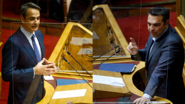 Σύγκρουση αρχηγών στη Βουλή: Προσκλητήριο ευθύνης από Μητσοτάκη και τριπλή παραλλαγή του ΣΥΡΙΖΑ 