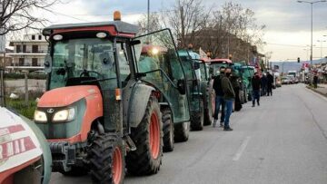 Κοζάνη: Αγρότες με τα τρακτέρ τους απέκλεισαν συμβολικά το κτίριο της Περιφέρειας Δυτικής Μακεδονίας