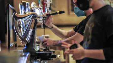 Αρση μέτρων: «Ανοίγει» η διασκέδαση, παραμένει η μάσκα - Συνεδριάζει η επιτροπή 