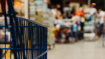 Ηλικιωμένη προσπάθησε να κλέψει τρόφιμα από σούπερ μάρκετ: «Κλαίει, δεν μιλάει, τρέμει μην το μάθουν τα παιδιά της»