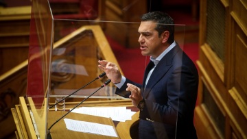 Βουλή - Παρέμβαση Τσίπρα στη συζήτηση επί του νομοσχεδίου για τον ΕΦΚΑ: «Γαλάζια παιδιά παντού, ενώ η κοινωνία στενάζει»