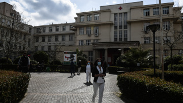 Συναγερμός στον «Ερυθρό Σταυρό» με γυναίκα που απειλεί να πέσει από την ταράτσα