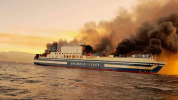 Φωτιά σε πλοίο στην Κέρκυρα: Το εγκατέλειψαν με σωσίβιες λέμβους και μεταφέρονται στο νησί