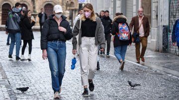 Κορωνοϊός: Ψηλά τα κρούσματα αλλά μειώνονται θάνατοι και εισαγωγές