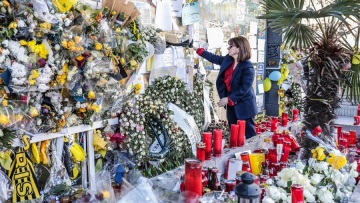 Η Κατερίνα Σακελλαροπούλου άφησε ένα λουλούδι στο σημείο που δολοφονήθηκε ο Άλκης