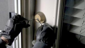 Λιβαδειά: Σπείρα «ποντικών» διέρρηξε δύο σπίτια και ένα αυτοκίνητο