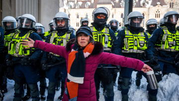 Καναδάς: Συγκρούσεις μεταξύ διαδηλωτών και αστυνομίας στην Οτάβα - Με σπρέι πιπεριού οι αστυνομικοί απαντούν στα καπνογόνα των φορτηγατζήδων