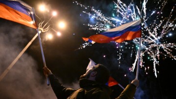 Κρίση στην Ουκρανία: Βεγγαλικά και πανηγυρισμοί σε Ντονέτσκ και Λουγκάνσκ μετά το διάγγελμα Πούτιν - Δείτε βίντεο