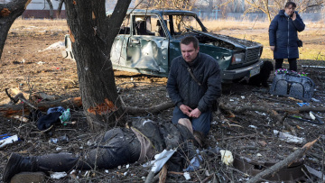 Εισβολή στην Ουκρανία: Βομβάρδισαν αμάχους, θρήνος για τους νεκρούς 