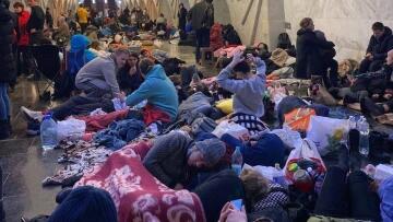 Εισβολή στην Ουκρανία: Χιλιάδες πολίτες διανυκτερεύουν σε σταθμούς του μετρό - Δείτε εικόνες και βίντεο