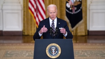 Εισβολή στην Ουκρανία - Μπάιντεν: Θα χτυπήσουμε το ρούβλι, τα πρόσωπα και τις εταιρείες που εμπλέκονται με τη Ρωσία