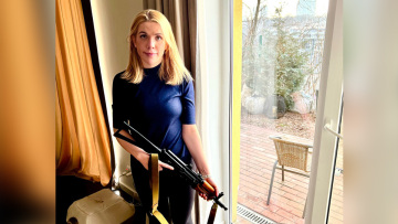 Εισβολή στην Ουκρανία: Η βουλευτής Κίρα Ρούντικ μαθαίνει να χρησιμοποιεί καλάσνικοφ και δηλώνει έτοιμη να πολεμήσει