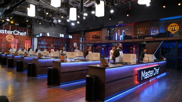 MasterChef: Η επιστροφή ενός διαγωνιζόμενου θα φέρει χαμόγελα και «φρέσκο αέρα» στην κουζίνα