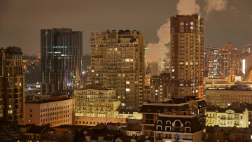 Πόλεμος στην Ουκρανία: Οι Ρώσοι σφυροκοπούν για 5η νύχτα - Στα 25 χλμ από το κέντρο του Κιέβου ο στρατός του Πούτιν