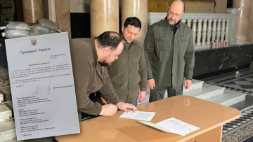 Πόλεμος στην Ουκρανία: Ο Ζελένσκι υπέγραψε την αίτηση για ένταξη της Ουκρανίας στην Ευρωπαϊκή Ένωση 