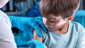 «Ψαλίδι» στις παιδικές συστάσεις εμβολιασμού στις ΗΠΑ: Περιορισμοί για RSV, ηπατίτιδες, με συμβουλή γιατρού γρίπη και COVID-19