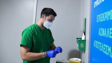 Στο ΣτΕ η συνταγματικότητα του προστίμου των 100 ευρώ σε όσους αρνούνται να εμβολιαστούν 