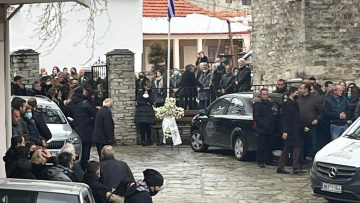 Τραγωδία στη Θεσσαλονίκη: Θρήνος στην κηδεία της 41χρονης Βίκυς που την σκότωσε ο πυγμάχος πρώην σύντροφός της