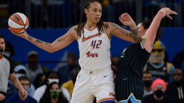  Η σταρ του WNBA  Μπρίτνεϊ Γκράινερ συνελήφθη στη Μόσχα με την κατηγορία της κατοχής ναρκωτικών