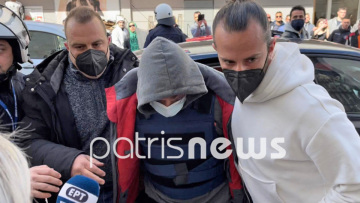 Έγκλημα στην Ανδραβίδα: Γιούχαραν έξω από τα δικαστήρια τον δολοφόνο της οικογένειας στην Ανδραβίδα