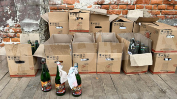 Πόλεμος στην Ουκρανία: To protothema.gr μπήκε στο «εργοστάσιο» παραγωγής μολότοφ του Λβιβ