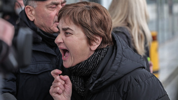 Ελένη Τοπαλούδη: Νέα διακοπή στη δίκη για το βιασμό και τη δολοφονία της - «Ντροπή, ντροπή», ξέσπασε η μητέρα της