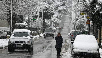 Καιρός: Πού χιονίζει τώρα στην Αττική, live εικόνα